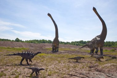 KRASIEJOW, POLAND - 10 Haziran 2017: Krasiejow, Polonya 'daki JuraPark. Dinozorların yeniden yapılandırılması parkın eğitim yolundaki orijinal ve doğal boyutlarına yakındır..
