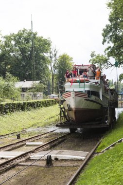 Limandaki nehirde bir tekne.