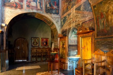 Sighnaghi, Kakheti, Gürcistan - 10 Ekim 2014: Bodbe 'deki St. Nino Manastırı Gürcü Ortodoks manastırı ve Bodbe Piskoposlarının merkezi Sighnaghi kasabasından 2 km uzaklıktadır..