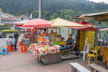 BOGOTA, COLOMBIA - 22 Ekim 2015 Montserrate Tepesi 'nin tabanında satıcılar. Bogota Latin Amerika 'nın en hızlı büyüyen büyük şehridir..