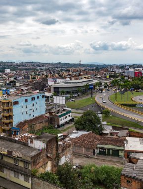 Pereira, COLOMBIA - 25 Ekim 2015: Yağmurlu bir günde Pereira 'nın gerçek görüntüsü. Şehir, And Dağları 'nın eteklerinde, Kolombiya' nın kahve üreten bölgesinde yer almaktadır..