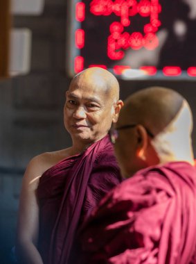 Tayland 'daki Budist tapınağındaki keşişler