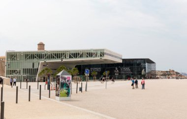 Sahilin manzarası ve arka planda deniz.