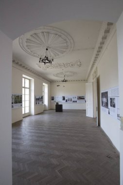 Modern bir daire, boş bir oda.