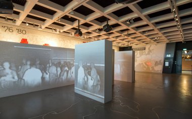 GDANSK, POLAND - 20 Eylül 2015 'te Polonya' nın Gdansk kentindeki Solidarnosc Merkezi 'nde sergi. Anma müzesi 31 'de açıldı. - Sekiz. Gdansk limanında 2014, AB tarafından finanse ediliyor.