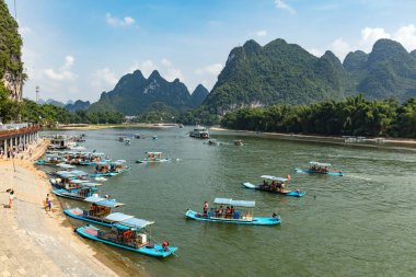 Yangshuo, Çin - 2 Ağustos 2017: Li nehrinde Xinping (Yangshuo) yakınlarında turistlerle Bambu Raftları.