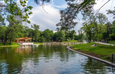 BUDAPEST, HUNGARY - 10 Mayıs 2018: Orczy Garden 'dan Semmelweiss Üniversitesi' nin (SOTE) ana binası. 1769 yılında kurulan Semmelweis Üniversitesi Macaristan 'ın en eski tıp okuludur..
