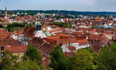 GRAZ, AUSTRIA - 2 Mayıs 2014 'te Avusturya' nın Graz kentindeki tarihi şehir merkezi. 300.000 kişilik nüfusuyla Graz, Avusturya 'nın ikinci en büyük şehri ve federal Styria eyaletinin başkentidir..