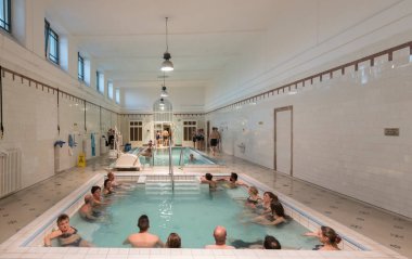 Budapeşte, Macaristan 16 Ekim 2017: Macaristan 'ın Budapeşte kentinde Szechenyi hamamlarının içi. Avrupa 'nın en büyük termal banyo kompleksi..