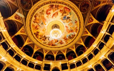 Tarihi binadaki konser salonunun içi