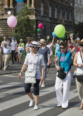 BUDAPEST, HUNGARY - 6 Temmuz 2013 'te Budapeşte, Macaristan' da LGBT (lezbiyen, gey, biseksüel ve transseksüel) haklarını desteklemek için düzenlenen Eşcinsel Onur Yürüyüşüne kimliği belirsiz kişiler katıldı..