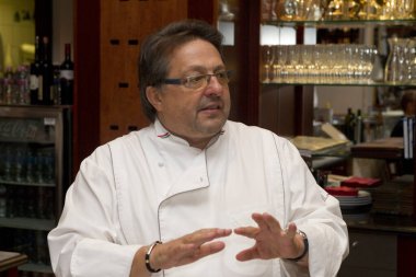 BUDAPEST, HUNGARY - 20 Eylül 2011 'de Budapeşte, Macaristan' da düzenlenen basın toplantısında Bock Bistro Restoran 'ın sahibi Lajos Biro (r) şefi, TV spikeri.