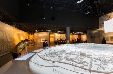 WARsaw, POLAND - 21 Eylül 2015 'te Polonya Yahudileri Tarihi Müzesi' nin (POLIN) bir parçası. Sergi 28 Ekim 2014 tarihinde açıldı..