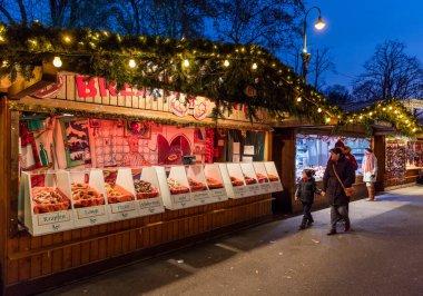 VİANNA, AUSTRIA - 19 Aralık 2019 İnsanlar Avustralya 'nın başkentindeki yıllık Noel pazarını ziyaret ediyor. 