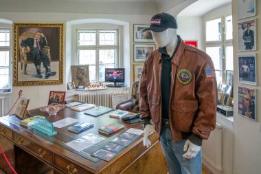 THAL, AUSTRIA - 3 Mayıs 2014 'te Thal, Avusturya' da Arnold Schwarzenegger Müzesi 'nin içi. Müze 2011 yılında oyuncunun doğduğu yer olan Graz yakınlarında açıldı..