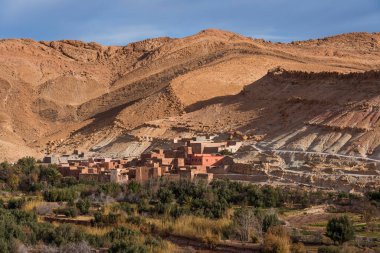 Fas çölünde geleneksel mimarisi olan bir şehir.