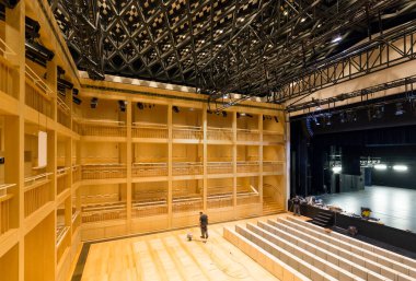 GDANSK, POLAND - 18 Eylül 2015 Shakespeare tiyatrosunun içi. İngiliz gezgin oyuncuların İngiliz Rönesans tiyatrosunun çalışmalarını sergiledikleri 17. yüzyıl tiyatrosunun üzerine inşa edilmiştir.