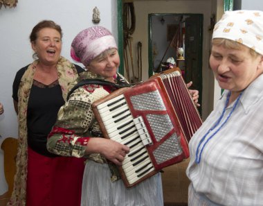 Geleneksel kostümlü üç adam.