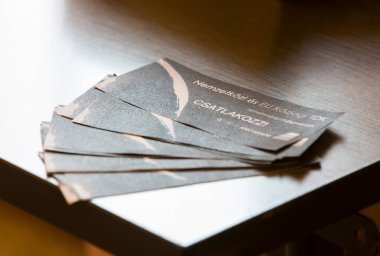 BUDAPEST, HUNGARY - 02 Eylül 2015: Budapeşte 'deki ELTE Üniversitesi' nin kimliği belirsiz öğrencileri ve öğretmenleri. Eotvos Lorand Üniversitesi (ELTE) Macaristan 'ın en büyük ve en eski üniversitesidir..