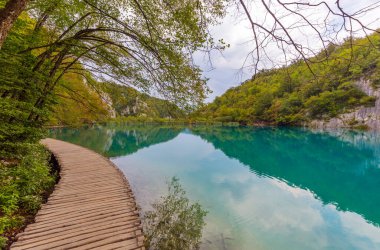 Plitvice Milli Parkı 'ndaki güzel göl, Hırvat
