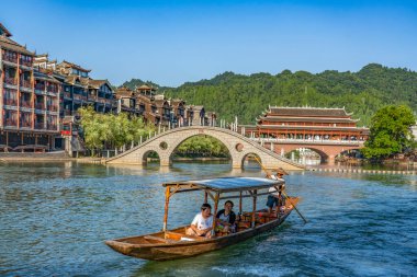 Nehirdeki geleneksel Asya şehri