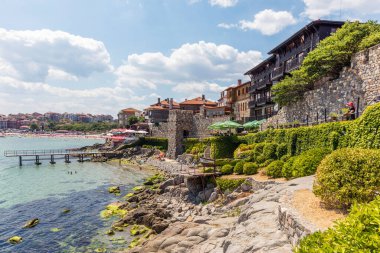 SOZOPOL, BULGARIA, 22 Temmuz 2016: Central Beach and view of the Old Town. Sozopol MÖ 7. yüzyılda Yunan sömürgeciler tarafından kuruldu. Günümüzde ülkenin en büyük sahil beldelerinden biridir.