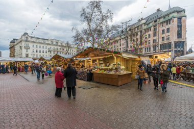 Münih, Almanya - 15 Mart 2018: Günbatımında Viktualienmarkt, günlük gıda pazarı ve Almanya 'nın Münih şehir merkezinde bir meydan.