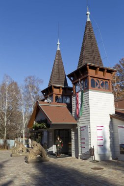 Köydeki eski ahşap kilise.