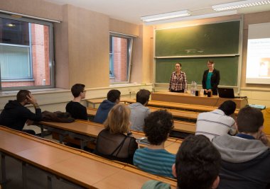 BUDAPEST, HUNGARY - 10 Ekim 2014: ELTE Üniversitesi 'nde kimliği belirsiz öğrenciler