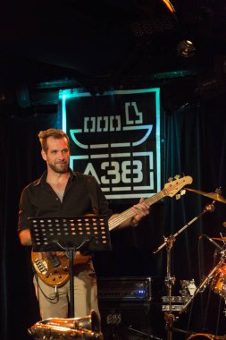 BUDAPEST, HUNGARY - 30 Ekim: Kuriya Makoto Japon piyanist ve Tony Lakatos sunum organizasyonunda çalıyorlar. Japonya Vakfı tarafından 30 Ekim 2012 'de Budapeşte, Macaristan' daki A38 konser salonunda.