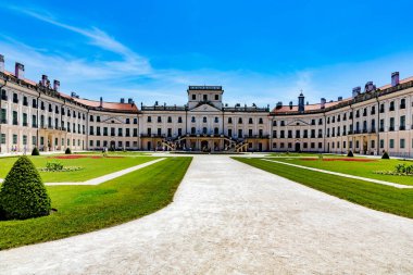 Versay şehrinin merkezindeki kraliyet sarayı.