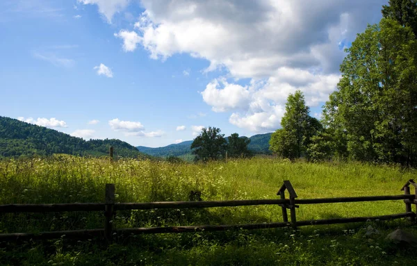 Blick Auf Eine Berglandschaft Mit Einem Rucksack Und Einem Mädchen — Stockfoto