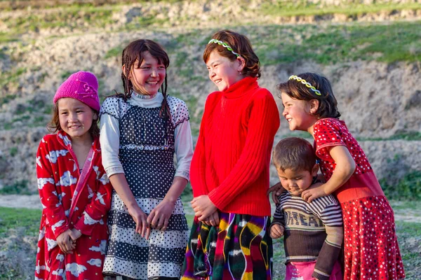 Samarqand Uzbekistán Marzo 2012 Niños Posando Para Turista Pueblo Cerca — Foto de Stock