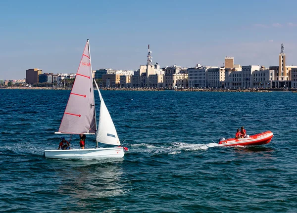 Bari Italië Juni 2017 Zeiljacht Aankomt Haven Van Bari Hoofdstad — Stockfoto