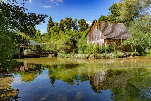 Деревянный Дом Озере — стоковое фото