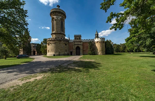 公園内の古い城は — ストック写真