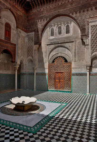 Fes Morocco Června Ozdobné Řezby Omítnutých Stěnách Dřevořezbách Nádvoří Madrasa — Stock fotografie