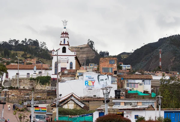 Zipaquira コロンビア 2015年10月22日 ジパキラのダウンタウンの人々 町は主に塩の大聖堂 トンネル内の塩鉱床の中に建てられた地下教会で知られています — ストック写真