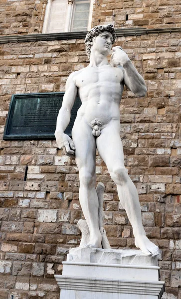 Posąg Młodego Człowieka Marmurowej Kolumnie — Zdjęcie stockowe