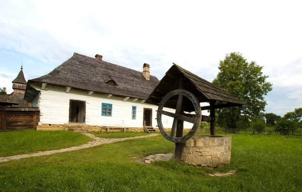 Köydeki Eski Ahşap — Stok fotoğraf