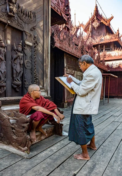 Les Gens Dans Temple Bouddhiste Asie — Photo