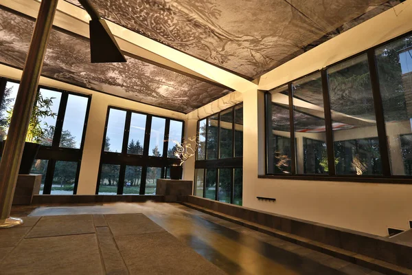 Modern Dairenin Içi Pencereden Manzara — Stok fotoğraf