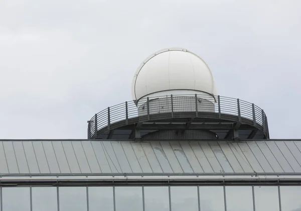 Moderno Edificio Con Cúpula Cristal Cielo Azul — Foto de Stock