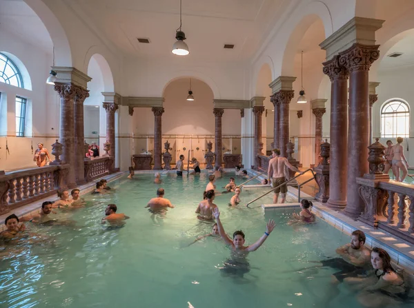Budapeşte, Macaristan 16 Ekim 2017: Macaristan 'ın Budapeşte kentinde Szechenyi hamamlarının içi. Avrupa 'nın en büyük termal banyo kompleksi..