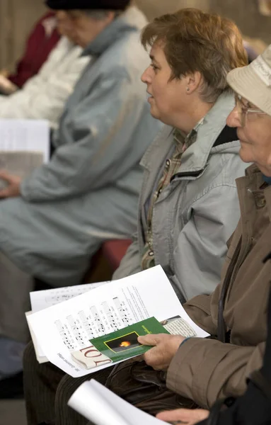 男性と女性が新聞を読んで — ストック写真