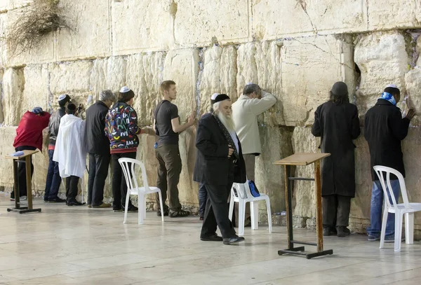 Μια Ομάδα Ανθρώπων Στο Μουσείο Της Μπαρτσελόνα Ισπανία — Φωτογραφία Αρχείου