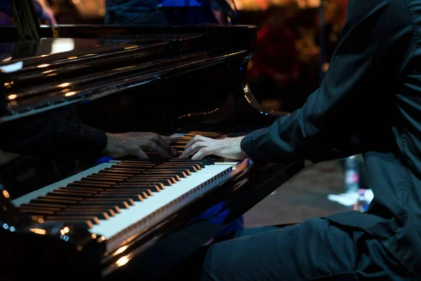 Tunnistamaton Nuori Pianisti Soittaa Jazzia — kuvapankkivalokuva