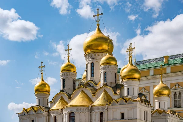 莫斯科大教堂的金黄色圆顶景观 — 图库照片