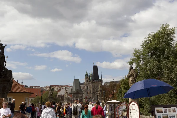 Regenschirm Auf Dem Dach Der Stadt — Stockfoto