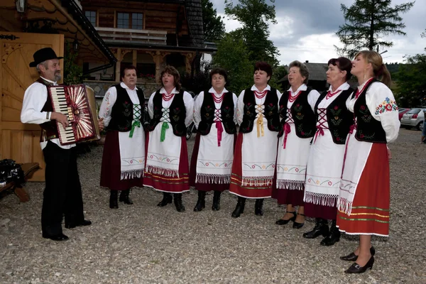 BESKIDES, POLAND - 10 Temmuz 2009 'da geleneksel giyinmiş folklor grubu Polonya' nın Beskides milli parkında bir tarım merkezinde ilk kez sahneye çıktı..